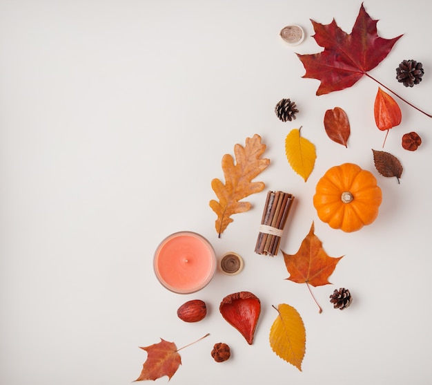 Фото Осенняя композиция с тыквы, свечи и листья на светлом фоне. плоская планировка, вид сверху, копия пространства
