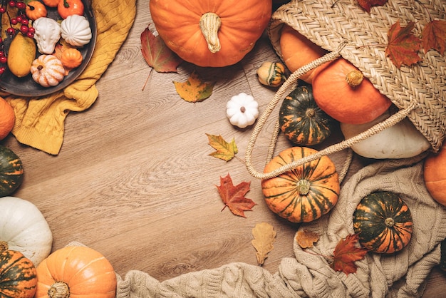 木製の背景に乾燥した葉の南瓜の秋の構成 秋のハロウィーン