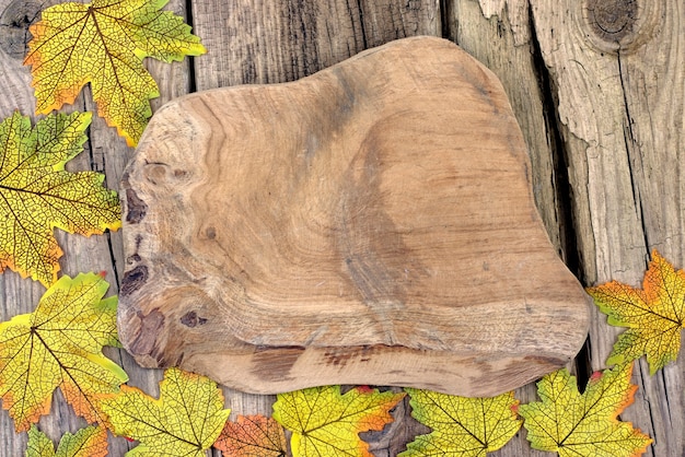 秋の概念 - 古い木製の背景やコピースペースにカラフルな葉のクローズアップ。