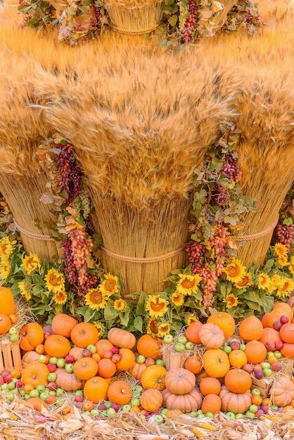 写真 季節の果物と野菜の秋のコンセプト。干し草の季節野菜の秋の背景。縦の写真