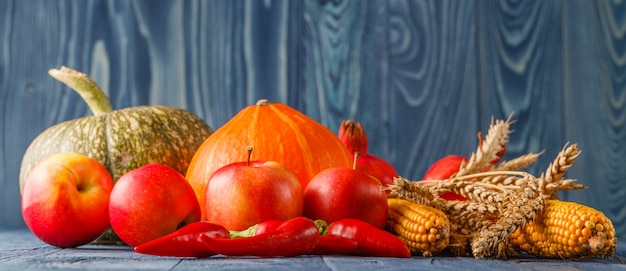 Photo autumn concept with seasonal fruits and vegetables