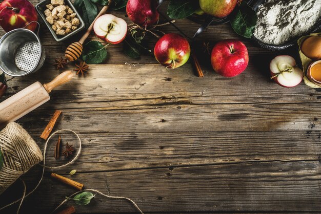 Autunno che cucina fondo, concetto di cottura della torta di mele, mele rosse fresche, spezie dolci, zucchero, farina