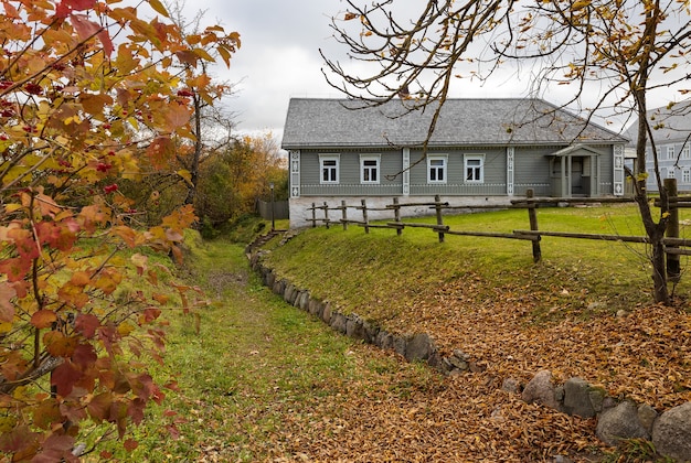 秋の田園風景イスボルスクプスコフ地域ロシアの木造住宅