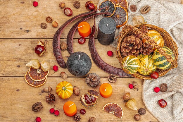 秋の居心地の良い組成物バスケットの中のカボチャキャンドルコーンコーン種子伝統的な秋の装飾