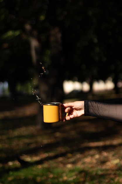 Photo an autumn cup is filled with a warm drink