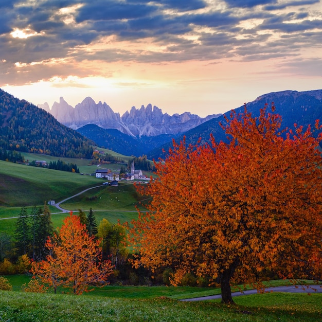 秋の夜明けサンタ マグダレナの有名なイタリア ドロミテ村ガイスラーまたはオードル ドロミテ グループ山の岩の前の景色絵のように美しい旅行と田園地帯の美しさのコンセプトの背景