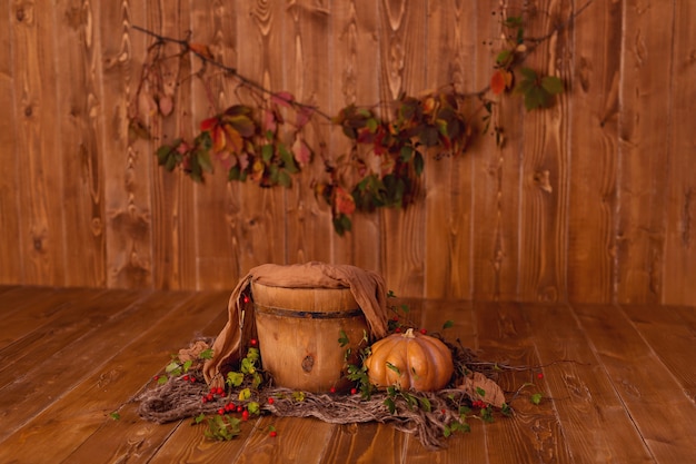 Foto decorazioni autunnali: zucche, bacche e foglie su uno sfondo di legno, ringraziamento o halloween