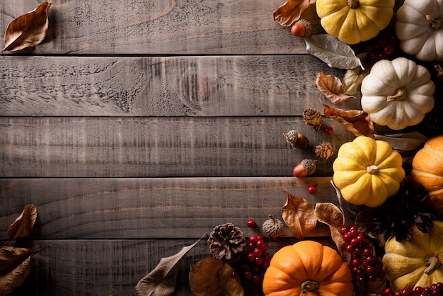 Photo autumn decoration on old wooden.