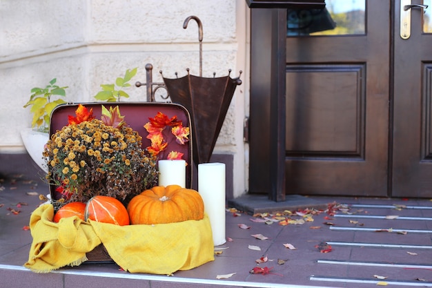 Осеннее украшение на День Благодарения с тыквами, хризантемами и свечами