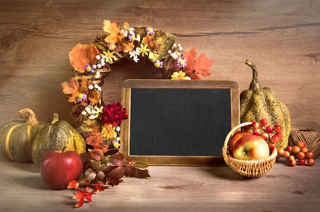 黒板に書かれた秋の装飾と「こんにちは秋」