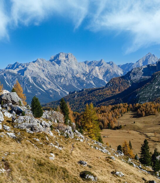 秋のドロミット山の岩の景色 スーディトル イタリア