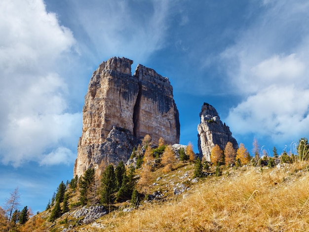 가을 숙박료 산 장면 Sudtirol 이탈리아 Cinque Torri Five 타워 암석