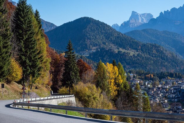 Foto villaggio delle dolomiti autunnali falcade italia