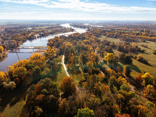 Photo autumn drone image of rotehornpark in magdeburg germany view over the elbe river and bridge