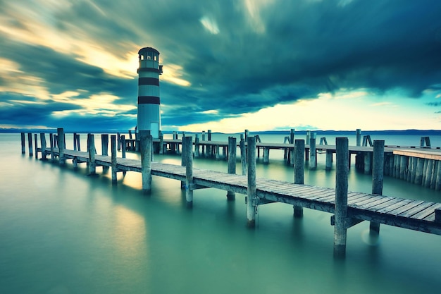 Photo autumn evening at lake neusiedler see at the austrian border and villages rust and podersdorf am see