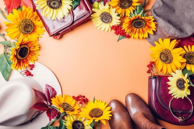 꽃과 오렌지 옐로우 레드 색상의 가을 가을 여성 패션 의류 신발 액세서리 세트 복사 공간 판매