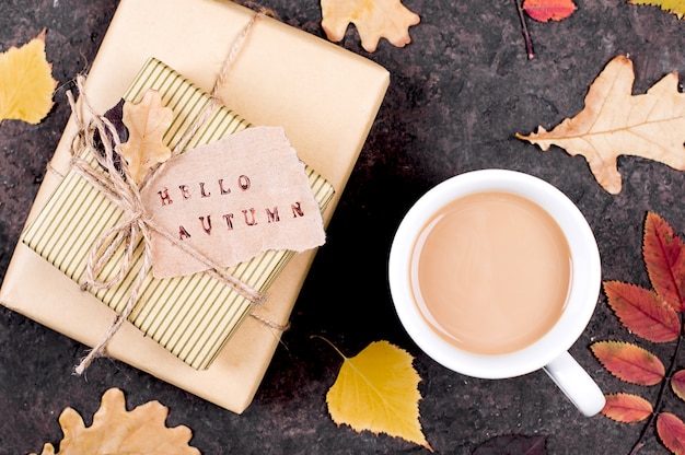秋の秋のカエデの葉とブラックコーヒーのカップ-あなたのデザイン、上面図のための秋のカード