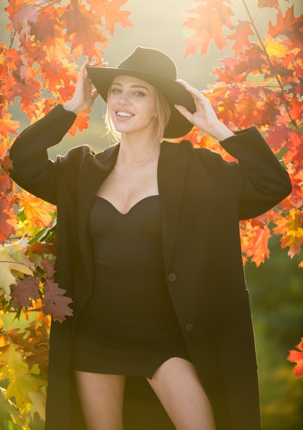 Осенний портрет молодой женщины с осенними листьями на листьях красивая девушка на открытом воздухе в осеннем сенсу