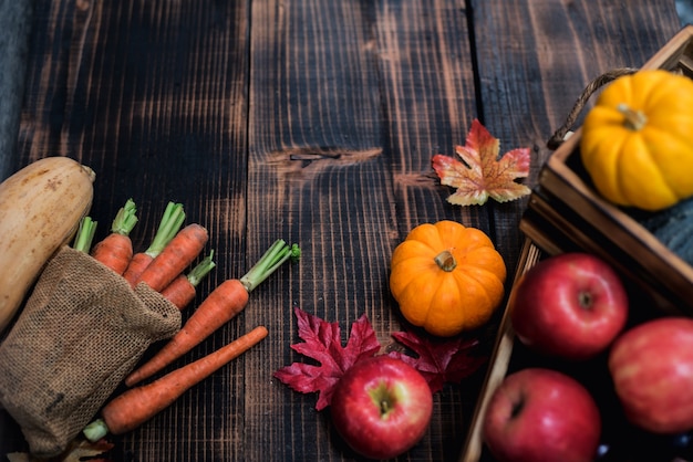 Foto autunno e stagione autunnale. raccogli la cornucopia e il concetto del giorno del ringraziamento con frutta e verdura.
