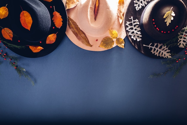 写真 秋の女性の服秋の葉で飾られた3つのカシミヤ帽子のセット