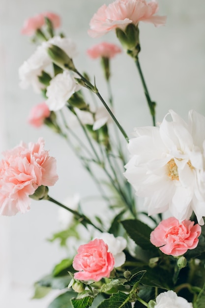 밝은 흰색 꽃 장식의 꽃병에 있는 가을 축제 결혼식 부케
