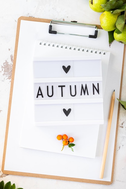 Осенняя плоская планировка с лайтбоксом с фразой «Осень», вид сверху, вертикальный
