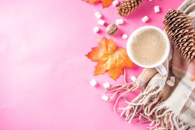 Autumn flatlay con cappuccino o cioccolata calda