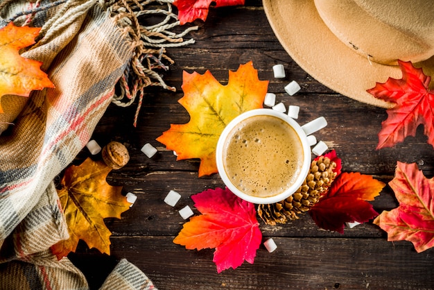 Photo autumn flatlay with cappuccino or hot chocolate