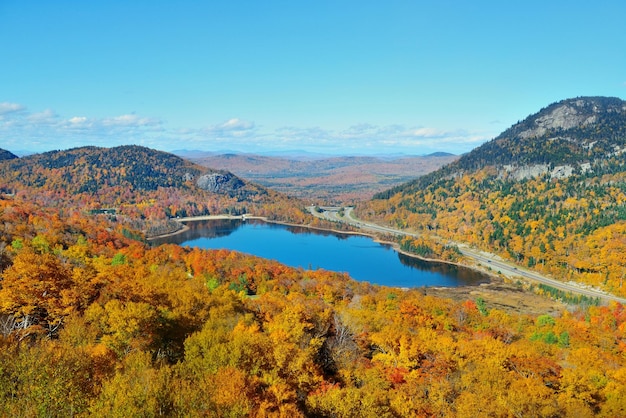 Осенняя листва с видом на озеро с высоты птичьего полета в районе Новой Англии.