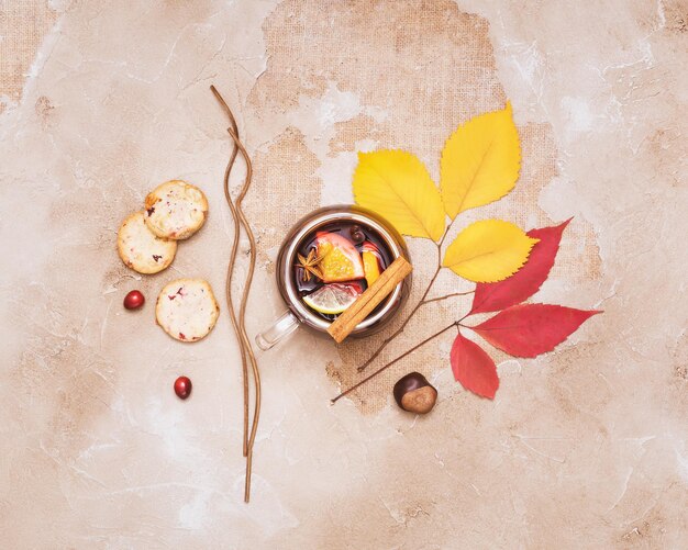 秋の食事の組み合わせ: 無アルコール・グルドワイン柑橘類とスパイスのスライスクランベリー秋の葉で作られた自家製のクッキー 免疫とウイルスに対する自然療法
