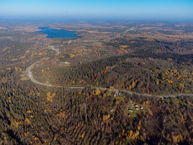 Осенний лес и озера с высоты Вид на парк Рускеала с дрона
