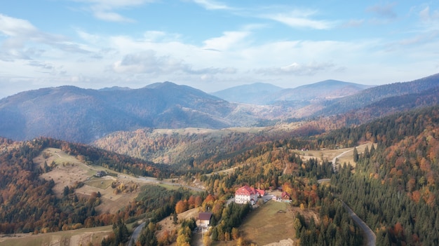 Фото Осенний лесной пейзаж дороги. горная лесная дорога осенью. дорога в осеннем горном лесу. гора дивчибаре в западной сербии.