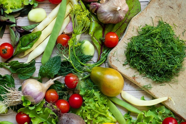 Verdure fresche autunnali sul fondo della tavola in legno