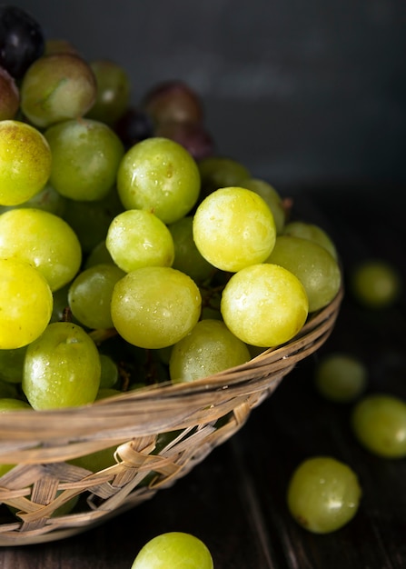 Photo autumn grapes in basket