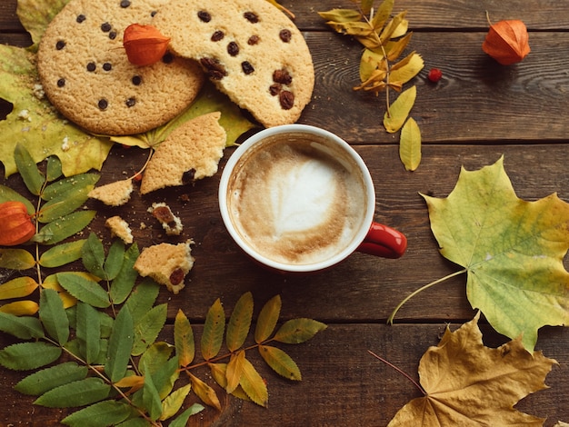 秋の収穫。紅葉とベリーの品揃えの壁。温かい飲み物のコンセプト