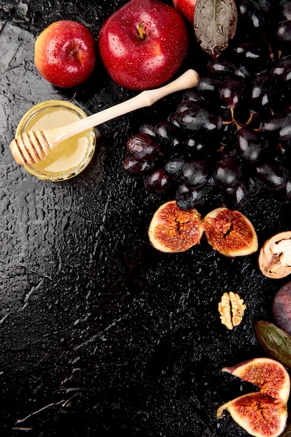 Осенний урожай пищи натюрморт с сезонными фруктами виноград, красные яблоки и инжир
