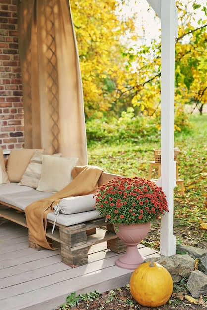 Photo autumn harvest terrace background. halloween. country. pumpkins and flowers. vacation home. thanksgiving day