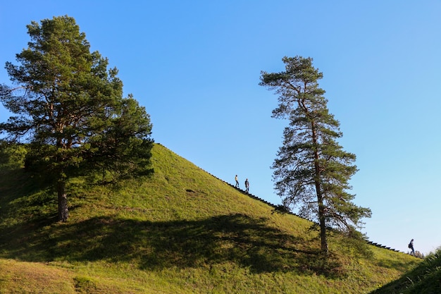 Foto paesaggio collinare d'autunno e cielo blu