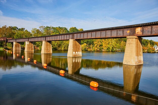 Foto le tonalità autunnali del ponte ferroviario arrugginito sul fiume huron