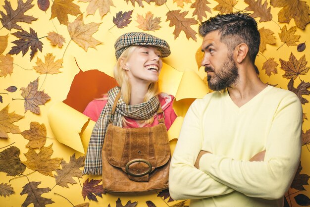 L'autunno è un periodo dell'anno bello e colorato. felice sorridente coppia autunnale. abbigliamento autunnale. acquisto del venerdì nero. famiglia felice in autunno.