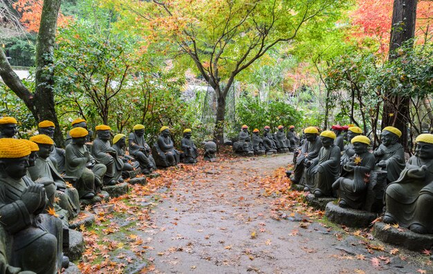 宮島の大正院寺院の小さな仏像と秋の日本庭園