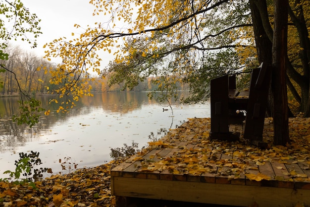 가을 풍경. 바람이 불지 않는 날씨에 물에 반영된 전망대가있는 저녁 호수.