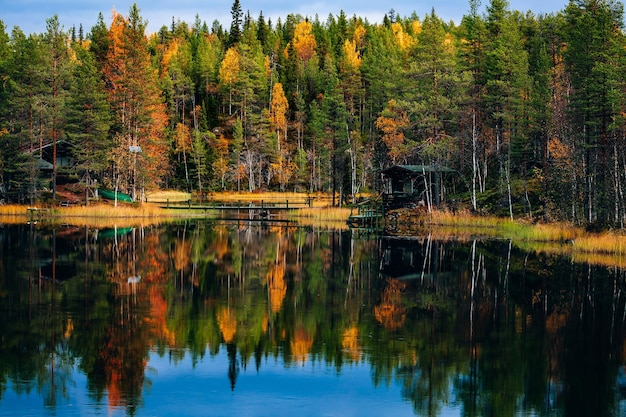 가을 풍경 핀란드의 푸른 호수에 가을 색 반사