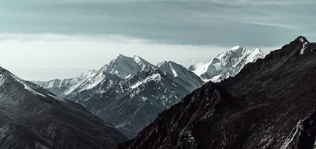 写真 山の谷の秋の風景