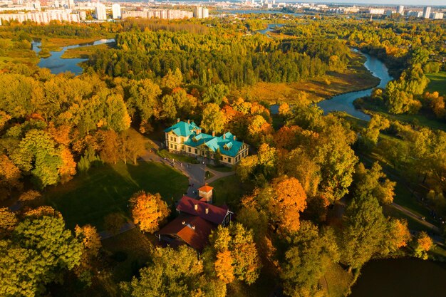 Осенний пейзаж в Лошицком парке в Минске БеларусьЗолотая осень