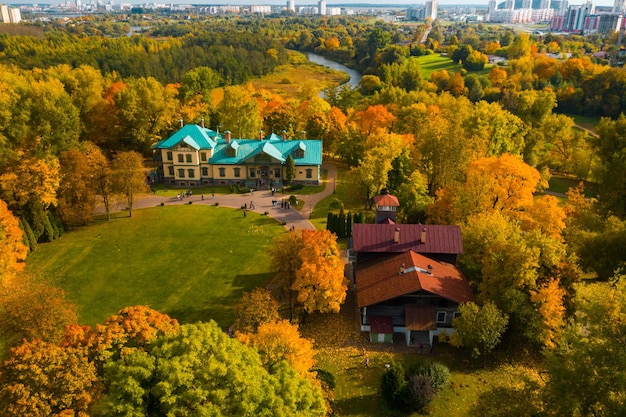 ミンスクベラルーシのロシツキー公園の秋の風景黄金の秋