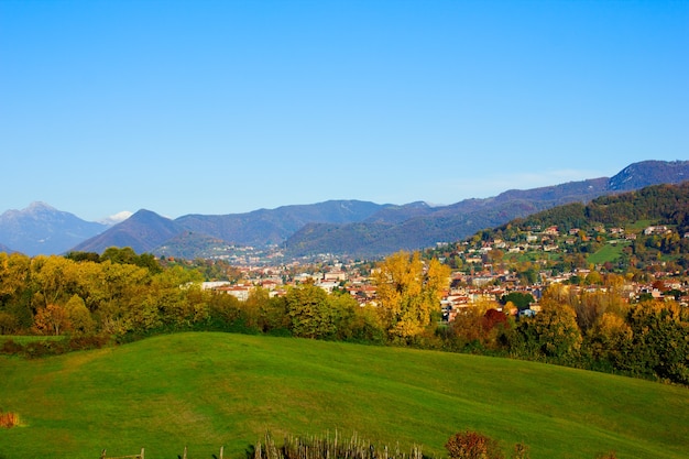 Фото Осенний пейзаж полей и гор альп, ломбардия, италия