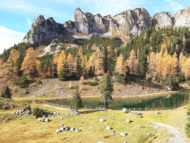 写真 山のケーブル鉄道駅の近くにあるロファン山とアルプス湖の秋の風景