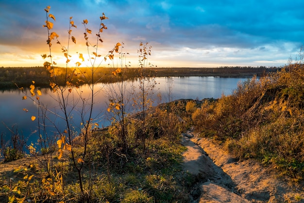 Foto paesaggio autunnale con bellissime nuvole sul lago al tramonto. regione di leningrado.