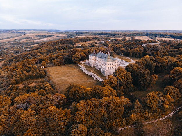 Photo autumn landscape with a castle